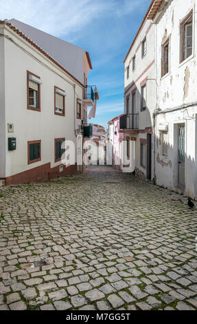 Traditionell engen gepflasterten Straße in Nazare, Portugal. Stockfoto