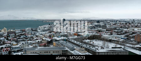 Luftaufnahme von Reykjavik, Island, die nördlichste Hauptstadt der Welt, der Schuß von der Oberseite der Hallgrímskirkja Kathedrale Stockfoto