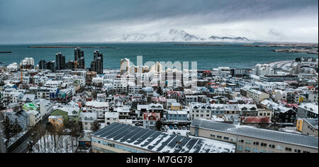 Luftaufnahme von Reykjavik, Island, die nördlichste Hauptstadt der Welt, der Schuß von der Oberseite der Hallgrímskirkja Kathedrale Stockfoto