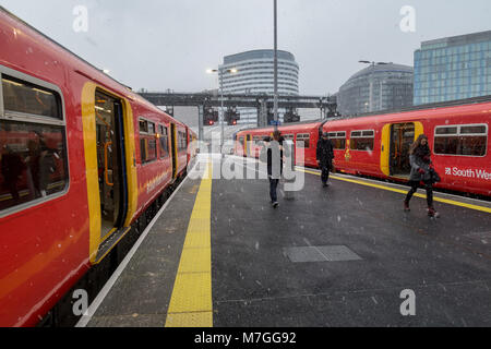 Passagiere in der Waterloo Station anreisen, London während einer Flut von Schnee Stockfoto