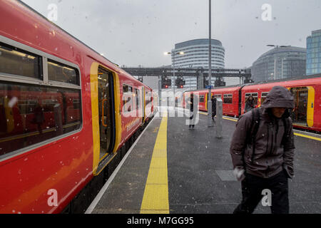 Passagiere, die an der Arbeit, in der Waterloo Station anreisen, London während einer Flut von Schnee Stockfoto