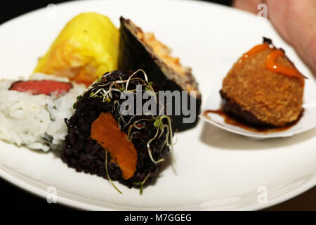 Japanische Fusion falafel Ball mit Sushi und Kartoffel Stockfoto