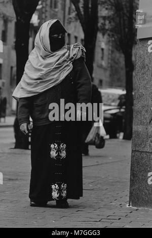 Eine muslimische Frau inmigrant in Jackson Heights, Queens, New York Stockfoto