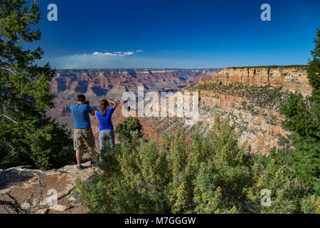 Paar genießt die Aussicht auf den Grand Canyon von Pipe Creek Vista, Arizona, USA Stockfoto