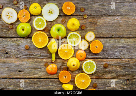 Schönen Komposition von tropischen Früchten auf hölzernen Hintergrund Sortiment von geschnittenen tropischen Früchten rustik Holz Stockfoto