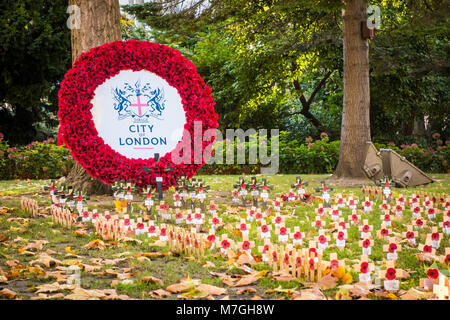 Tag der Erinnerung Mohnblumen und Kranz in St. Paul Kirchhof, City of London, Großbritannien Stockfoto