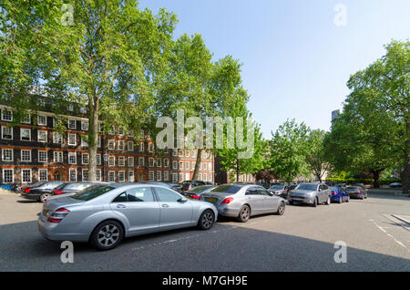 Geparkte Autos vor der Gebäude auf King's Bench Walk, inneren Tempel, Stadt von London, Großbritannien Stockfoto