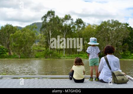 Mutter und Töchter Blick über Wasser und Wald sich über Themen, Apex Park, Riverway Drive, Condon, QLD, Australien Stockfoto