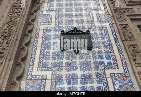 Die Calle de Condesa Straßenschild ist an der Seite des Hauses der blauen Kacheln im historischen Zentrum von Mexico City, Mexiko angebracht. Stockfoto