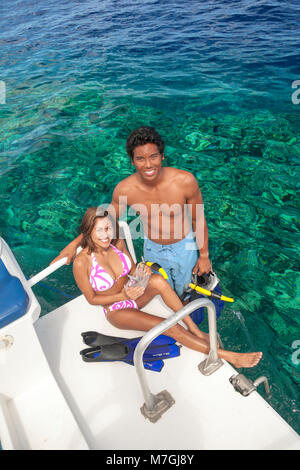 Zwei junge schnorchler (MR) auf der swimstep eines Bootes für freies Tauchen vor der Insel Maui, Hawaii bereit. Stockfoto