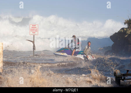 Diese tow-in-surfer Team starten an Maliko Gulch im Dezember 2004, auf dem Weg zum Surf ein großer Tag bei Peahi (Jaws) aus Maui. Hawaii. Stockfoto