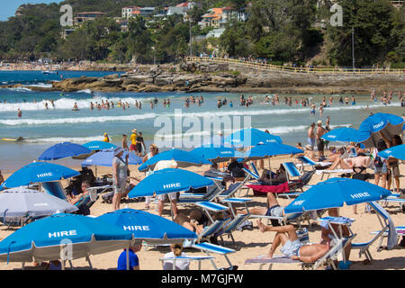 Strand Sonnenschirme mieten in Manly Beach an einem heissen Herbst Tag in Sydney, Australien Stockfoto