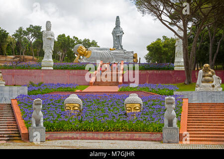 Der Buddha Eden Garden ist 35 Hektar (86 Morgen) der natürlichen Felder, Seen, gepflegten Gärten eine Stunde nördlich von Lissabon. Buddhas, Pagoden, Terrakotta sta Stockfoto