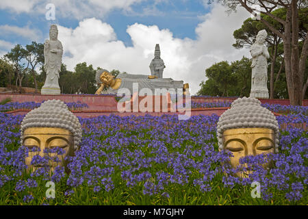 Der Buddha Eden Garden ist 35 Hektar (86 Morgen) der natürlichen Felder, Seen, gepflegten Gärten eine Stunde nördlich von Lissabon. Buddhas, Pagoden, Terrakotta sta Stockfoto