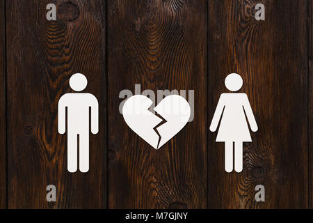 Papier der Mann und die Frau mit dem gebrochenen Herzen auf Holz- Hintergrund. Abstrakte konzeptuelle Bild Stockfoto