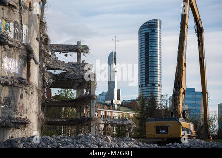 Abriss des berühmten Skelett Gebäude auf der Kolejowa Straße in Breslau zum 9. Juli 2017. Das Gebäude wurde nicht abgeschlossen. Sky Tower in der Entfernung Stockfoto