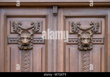 Sibiu traditionelle hölzerne Tür Ornamenten im Zentrum der Stadt. Stockfoto