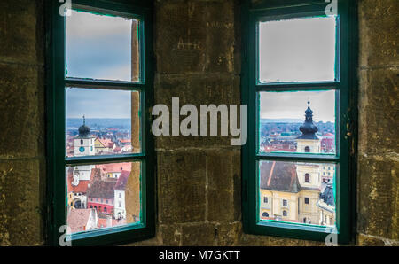 Sibiu Rat Turm und Heilige Dreifaltigkeit der Römisch-katholischen Kirche von der Evangelischen Kirche. Stockfoto