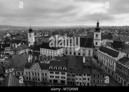 Sibiu Rat Turm und Heilige Dreifaltigkeit der Römisch-katholischen Kirche von der Evangelischen Kirche. Stockfoto