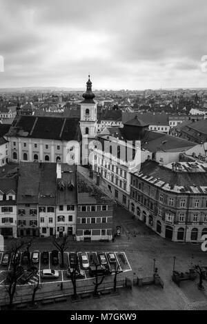 Sibiu Heilige Dreifaltigkeit der Römisch-katholischen Kirche von der Evangelischen Kirche. Stockfoto