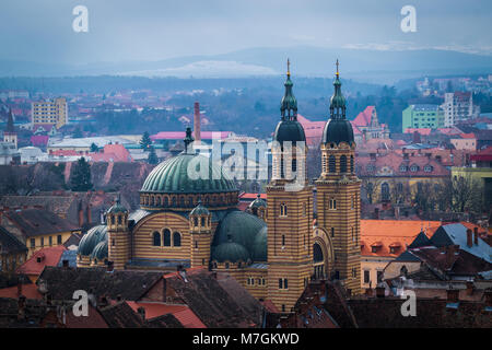 Sibiu Dreifaltigkeitskirche gesehen von der Evangelischen Kirche. Stockfoto