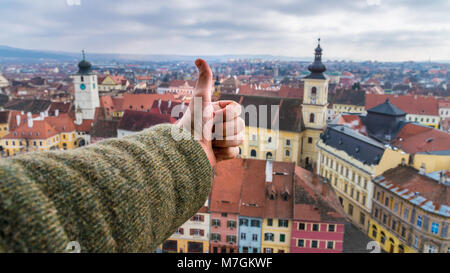 Sibiu Rat Turm und Heilige Dreifaltigkeit der Römisch-katholischen Kirche von der Evangelischen Kirche. Stockfoto