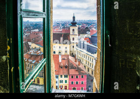 Wunderschöne Aussicht auf das historische Zentrum von Sibiu und Heilige Dreifaltigkeit Römisch-katholische Kirche von der Evangelischen Kirche gesehen. Stockfoto