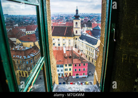 Wunderschöne Aussicht auf das historische Zentrum von Sibiu und Heilige Dreifaltigkeit Römisch-katholische Kirche von der Evangelischen Kirche gesehen. Stockfoto