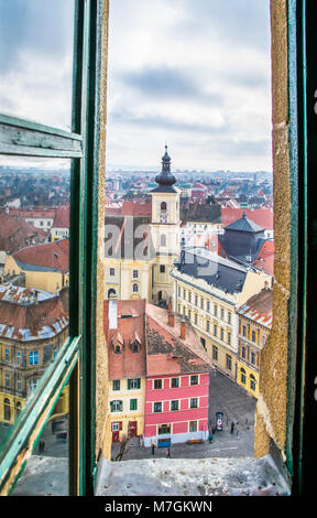 Wunderschöne Aussicht auf das historische Zentrum von Sibiu und Heilige Dreifaltigkeit Römisch-katholische Kirche von der Evangelischen Kirche gesehen. Stockfoto