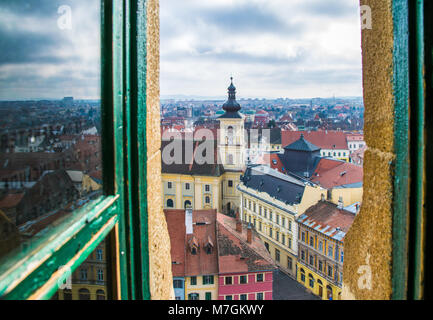 Wunderschöne Aussicht auf das historische Zentrum von Sibiu und Heilige Dreifaltigkeit Römisch-katholische Kirche von der Evangelischen Kirche gesehen. Stockfoto