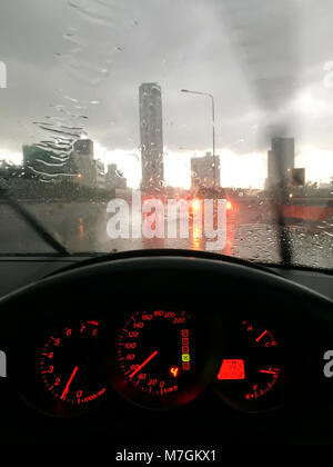 Scheibenwischer Wischen auf die Frontscheibe des Autos im Regen auf der Autobahn gefahren. Nicht sichere und sehr gefährlich, weil der rutschige Straße Stockfoto