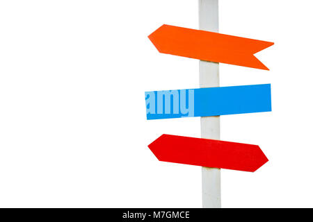 Isolierte bunt bemalten hölzernen Richtung Wegweiser auf weißem Hintergrund. Orange, Blau und Rot. Stockfoto