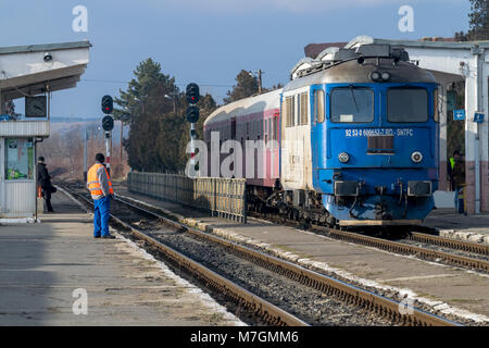 SIBIU, Rumänien - 10 Februar, 2018: ein Zug wartet im Sibiu Bahnhof. Stockfoto