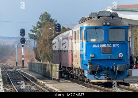 SIBIU, Rumänien - 10 Februar, 2018: ein Zug wartet im Sibiu Bahnhof. Stockfoto