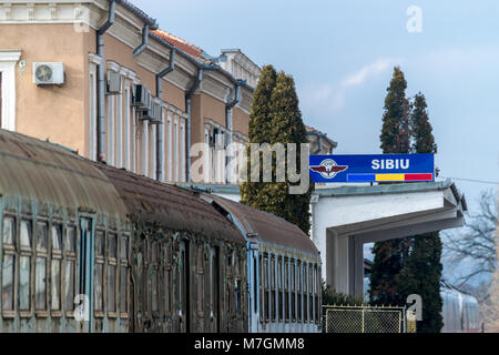 SIBIU, Rumänien - 10 Februar, 2018: Sibiu Bahnhof, in der Nähe von Sibiu Stadtzentrum Stockfoto