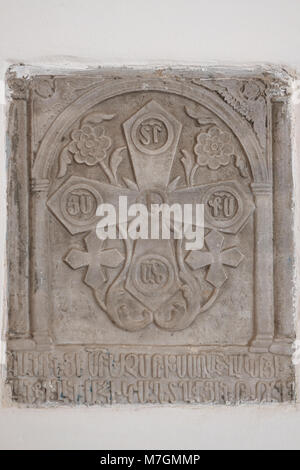 Auch eine geschnitzte Khachkar, als Armenische cross-Stein in der Wand außerhalb der Kirche von St James in einer Passage im armenischen Viertel der Altstadt Ost Jerusalem Israel bekannt Stockfoto
