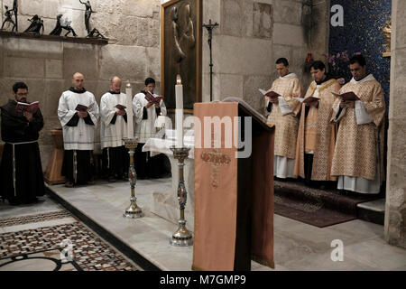 Franziskaner singen Vesper in der Römisch-katholische Kapelle des Allerheiligsten oder die Kapelle der Erscheinung Jesu zu seiner Mutter in der Kirche des Heiligen Grabes in der alten Stadt Jerusalem Israel Stockfoto