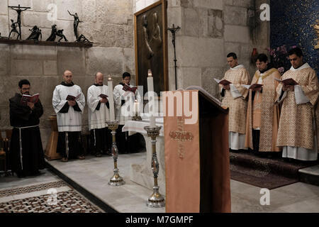 Franziskaner singen Vesper in der Römisch-katholische Kapelle des Allerheiligsten oder die Kapelle der Erscheinung Jesu zu seiner Mutter in der Kirche des Heiligen Grabes in der alten Stadt Jerusalem Israel Stockfoto