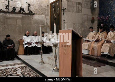 Franziskaner singen Vesper in der Römisch-katholische Kapelle des Allerheiligsten oder die Kapelle der Erscheinung Jesu zu seiner Mutter in der Kirche des Heiligen Grabes in der alten Stadt Jerusalem Israel Stockfoto