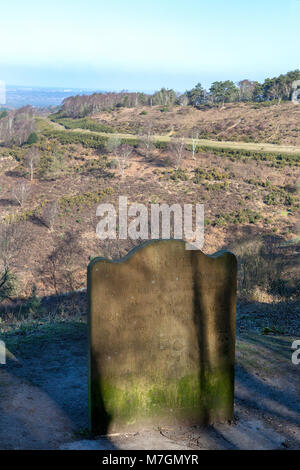 Sailor's Stein und The Devil's Punchbowl mit der Route der alten A3 im Hintergrund, Hindhead, Surrey, Großbritannien Stockfoto