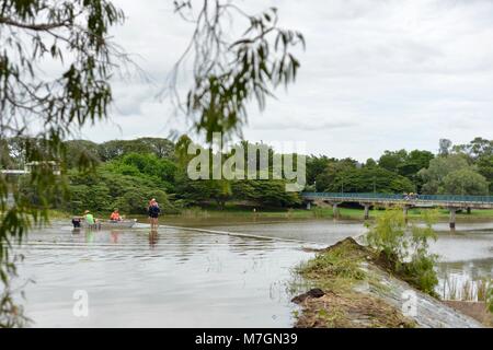 Kleine blechernen mit Menschen die Fischerei auf barramundi, Riverview Taverne in Douglas Townsville Queensland Australien Stockfoto