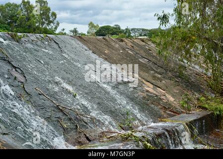 Das Wehr in der Nähe von Riverview Taverne in Douglas mit Wasser über die fließende, Townsville, Queensland, Australien Stockfoto