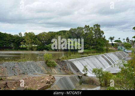 Das Wehr in der Nähe von Riverview Taverne in Douglas mit Wasser über die fließende, Townsville, Queensland, Australien Stockfoto