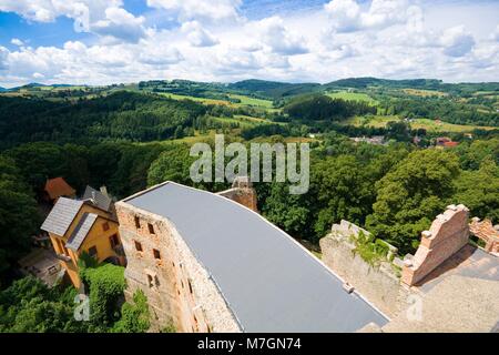 Blick auf die Ruinen der mittelalterlichen Grodno Schloss auf dem hohen Hügel mit Wald in Zagorze Slaskie, Polen gelegen Stockfoto