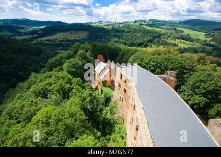 Blick auf die Ruinen der mittelalterlichen Grodno Schloss auf dem hohen Hügel mit Wald in Zagorze Slaskie, Polen gelegen Stockfoto