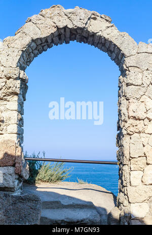 Antike arch in der Festung auf dem Kap Kaliakra, der bulgarischen Schwarzmeerküste Stockfoto