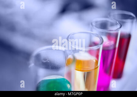 Labor Rohr wird von Wissenschaftlern und Studenten für die Analyse und Untersuchung in chemischen Laboratorien für die Forschung verwendet, Experimente in der Wissenschaft, Bildung d Stockfoto