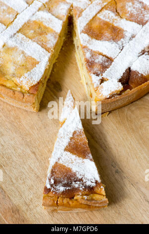 Eine Scheibe der italienischen "PASTIERA": Traditionelle Ostern Kuchen ursprünglich hergestellt in Neapel, auf hölzernen Tisch Stockfoto