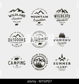 Satz von Vintage Wildnis Logos. Hand gezeichnet Retro styled outdoor adventure Embleme. Vector Illustration Stock Vektor