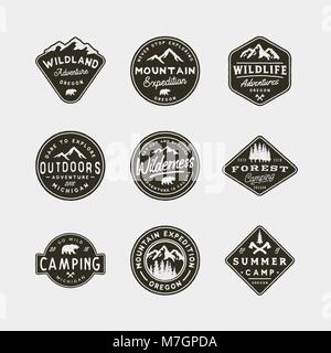 Satz von Vintage Wildnis Logos. Hand gezeichnet Retro styled outdoor adventure Embleme. Vector Illustration Stock Vektor